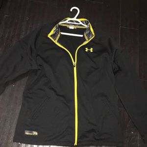 Yellow under armor workout outfit or chilling